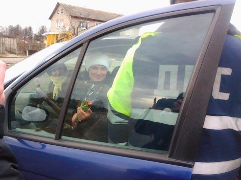 ГАИ Барановичского района поздравила автоледи с 8 Марта