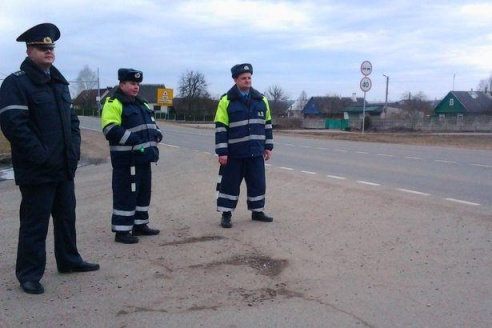 ГАИ Барановичского района поздравила автоледи с 8 Марта