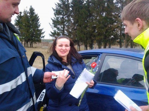 ГАИ Барановичского района поздравила автоледи с 8 Марта
