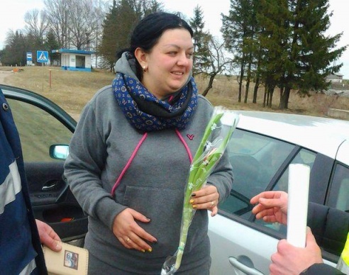ГАИ Барановичского района поздравила автоледи с 8 Марта