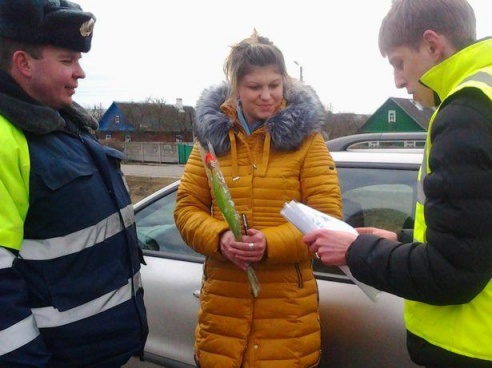 ГАИ Барановичского района поздравила автоледи с 8 Марта