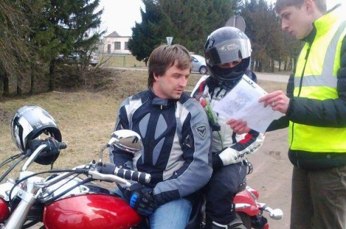 ГАИ Барановичского района поздравила автоледи с 8 Марта