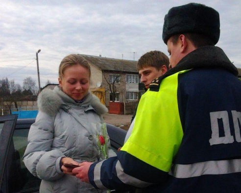 ГАИ Барановичского района поздравила автоледи с 8 Марта