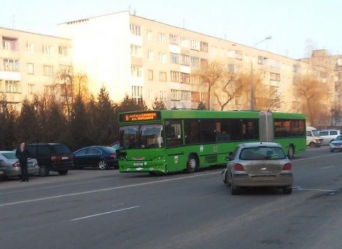В Барановичах столкнулись автомобиль "Пежо" и городской автобус