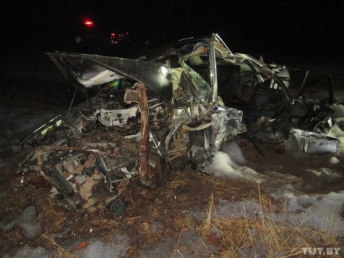 В Рогачевском районе водитель Audi врезался в дерево: машина загорелась, мужчина погиб