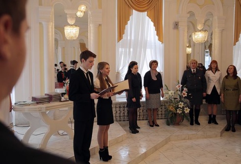 ФОТОФАКТ: Барановичским школьникам вручили паспорта в ЗАГСе