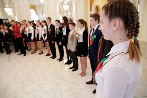 ФОТОФАКТ: Барановичским школьникам вручили паспорта в ЗАГСе