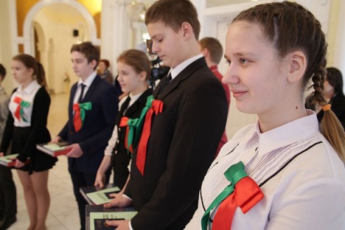 ФОТОФАКТ: Барановичским школьникам вручили паспорта в ЗАГСе