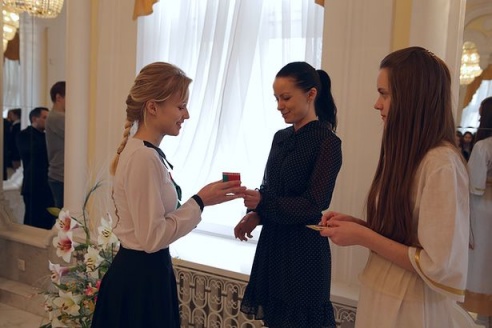 ФОТОФАКТ: Барановичским школьникам вручили паспорта в ЗАГСе