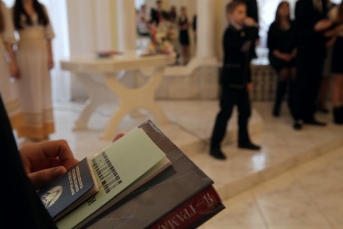 ФОТОФАКТ: Барановичским школьникам вручили паспорта в ЗАГСе