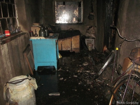 Пожар в деревне Козловичи Слуцкого района: предполагается, что внук задушил бабушку и поджёг дом
