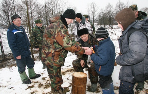 На Пастаўшчыне прайшлі спаборніцтвы па падлёднай лоўлі рыбы (+фота)