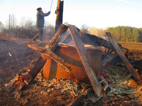 Не остаться без дома, убирая во дворе, призывает служба МЧС