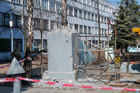19 марта ровно в полдень был произведен демонтаж памятника В. И. Ленину