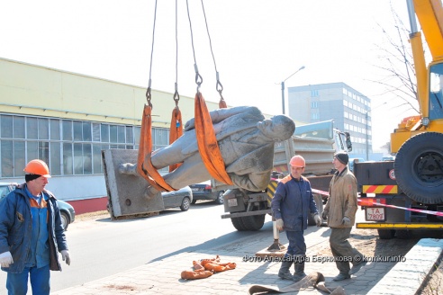 19 марта ровно в полдень был произведен демонтаж памятника В. И. Ленину