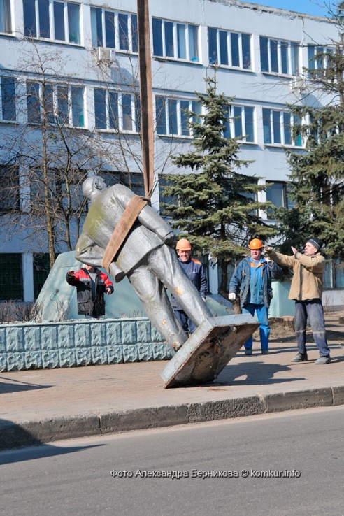 19 марта ровно в полдень был произведен демонтаж памятника В. И. Ленину