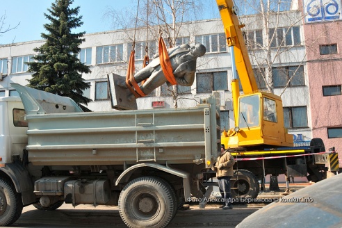 19 марта ровно в полдень был произведен демонтаж памятника В. И. Ленину