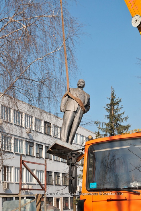 19 марта ровно в полдень был произведен демонтаж памятника В. И. Ленину