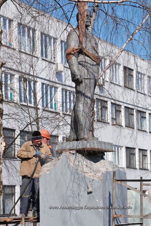 19 марта ровно в полдень был произведен демонтаж памятника В. И. Ленину