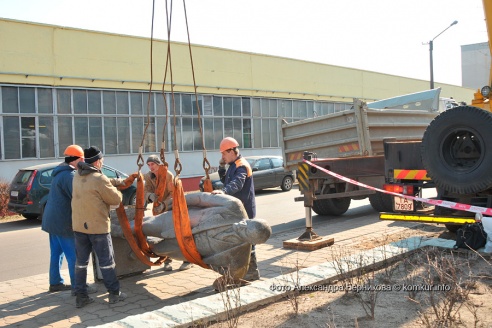 19 марта ровно в полдень был произведен демонтаж памятника В. И. Ленину