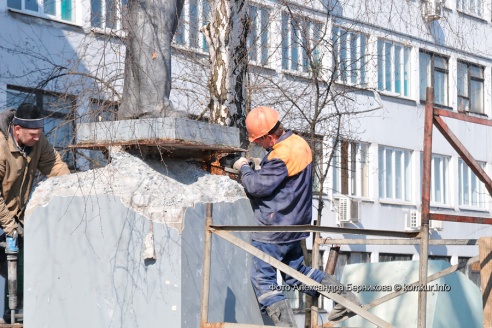 19 марта ровно в полдень был произведен демонтаж памятника В. И. Ленину