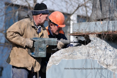 19 марта ровно в полдень был произведен демонтаж памятника В. И. Ленину