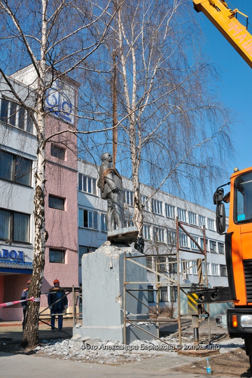19 марта ровно в полдень был произведен демонтаж памятника В. И. Ленину