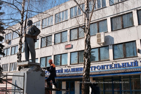 19 марта ровно в полдень был произведен демонтаж памятника В. И. Ленину