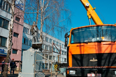 19 марта ровно в полдень был произведен демонтаж памятника В. И. Ленину
