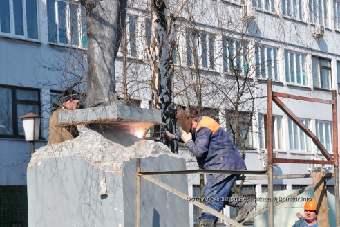 19 марта ровно в полдень был произведен демонтаж памятника В. И. Ленину