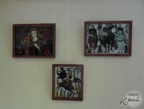ФОТОРЕПОРТАЖ: Наивное искусство представлено рисованными коврами из Вилейки на выставке в Воложине