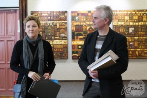 Недосказанность и таинственность – в Вилейке открылась выставка художника-монументалиста Александра Сильвановича (ФОТО)