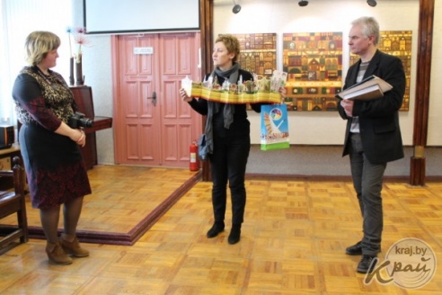 Недосказанность и таинственность – в Вилейке открылась выставка художника-монументалиста Александра Сильвановича (ФОТО)