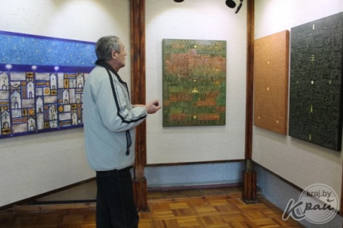 Недосказанность и таинственность – в Вилейке открылась выставка художника-монументалиста Александра Сильвановича (ФОТО)