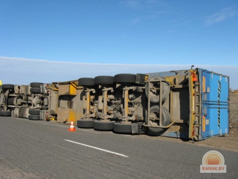 Фотофакт: в Светлогорском районе перевернулась фура, пострадал водитель