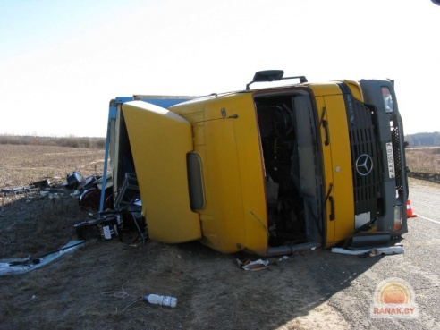 Фотофакт: в Светлогорском районе перевернулась фура, пострадал водитель
