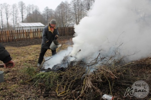Без лопаты и воды. Как жители Вилейского района сжигают на участках мусор (ФОТО)