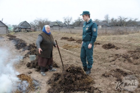 Без лопаты и воды. Как жители Вилейского района сжигают на участках мусор (ФОТО)