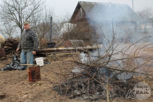 Без лопаты и воды. Как жители Вилейского района сжигают на участках мусор (ФОТО)