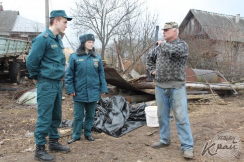 Без лопаты и воды. Как жители Вилейского района сжигают на участках мусор (ФОТО)