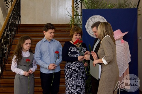 Творческая семья из Шарковщины привезла в Глубокое макет корабля, вышитые картины, коллекцию салфеток (ФОТО, ВИДЕО)