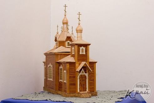 Творческая семья из Шарковщины привезла в Глубокое макет корабля, вышитые картины, коллекцию салфеток (ФОТО, ВИДЕО)