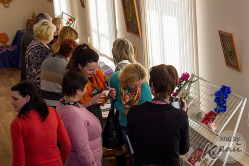 Творческая семья из Шарковщины привезла в Глубокое макет корабля, вышитые картины, коллекцию салфеток (ФОТО, ВИДЕО)