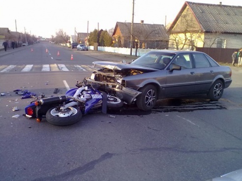 Фотофакт: в Калинковичах водитель «Ауди 80» не пропустил мотоциклиста на спортбайке