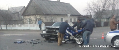 Фотофакт: в Калинковичах водитель «Ауди 80» не пропустил мотоциклиста на спортбайке