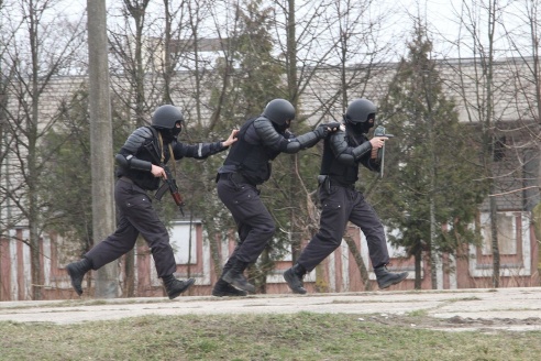 В Барановичах «освобождали заложников»