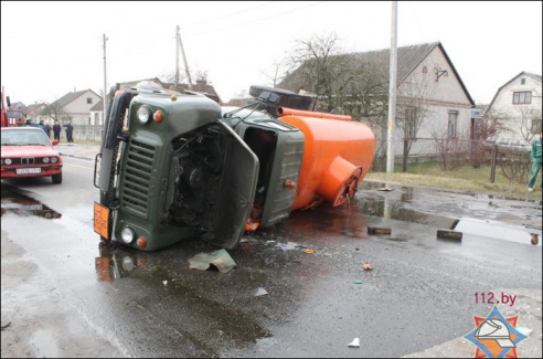 В Кобрине опрокинулся бензовоз, вылилось пять тонн дизтоплива