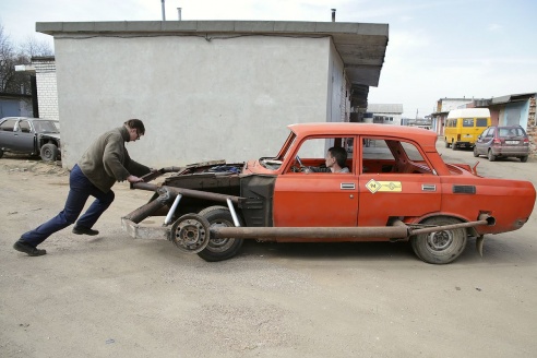 Барановичские автолюбители готовятся к боям на автомобилях