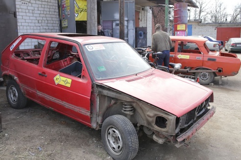 Барановичские автолюбители готовятся к боям на автомобилях