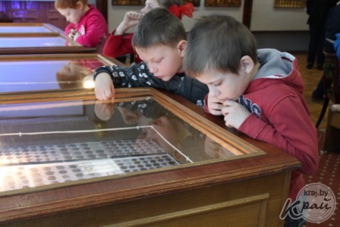Деньги разных стран мира можно увидеть на выставке в вилейском музее (ФОТО)
